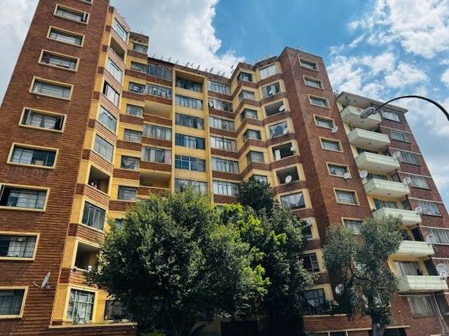 2.5 Bed Apartment in Hillbrow photo number 14