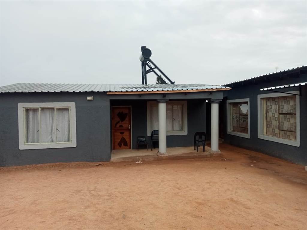 11 Bed House in Seshego photo number 15