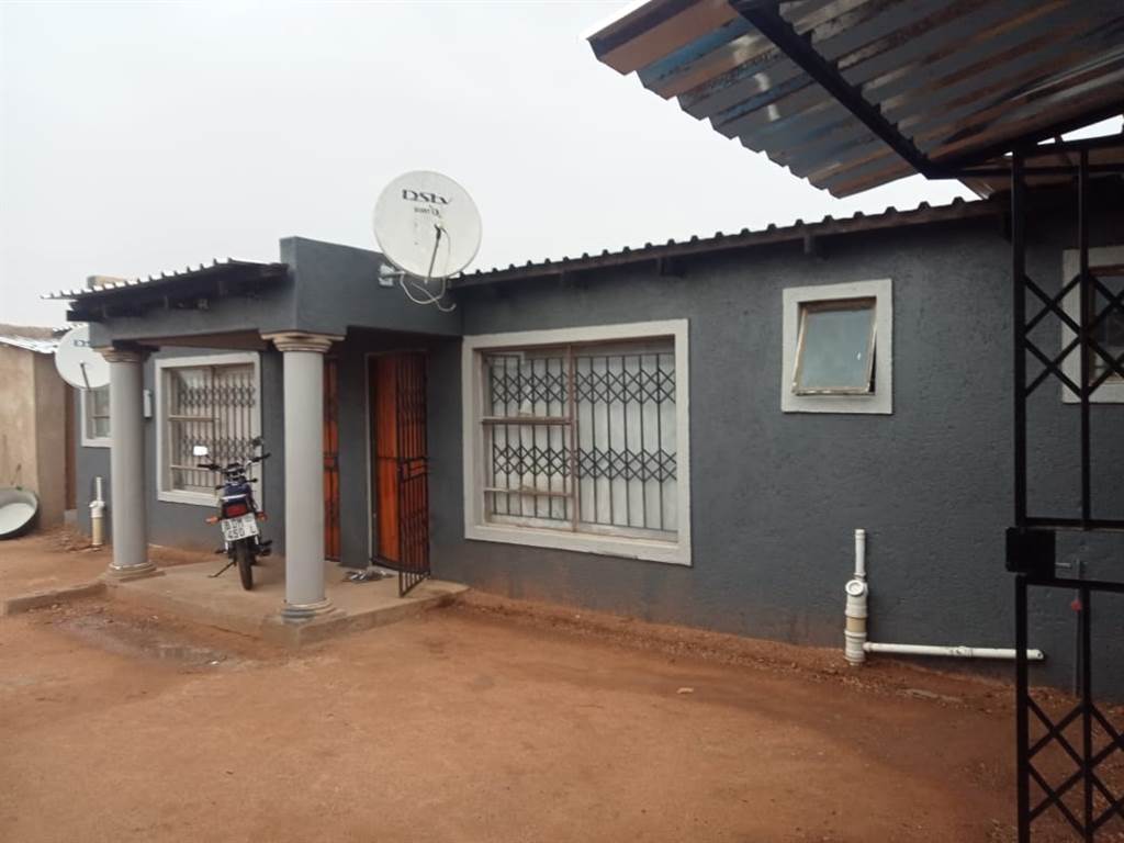 11 Bed House in Seshego photo number 13