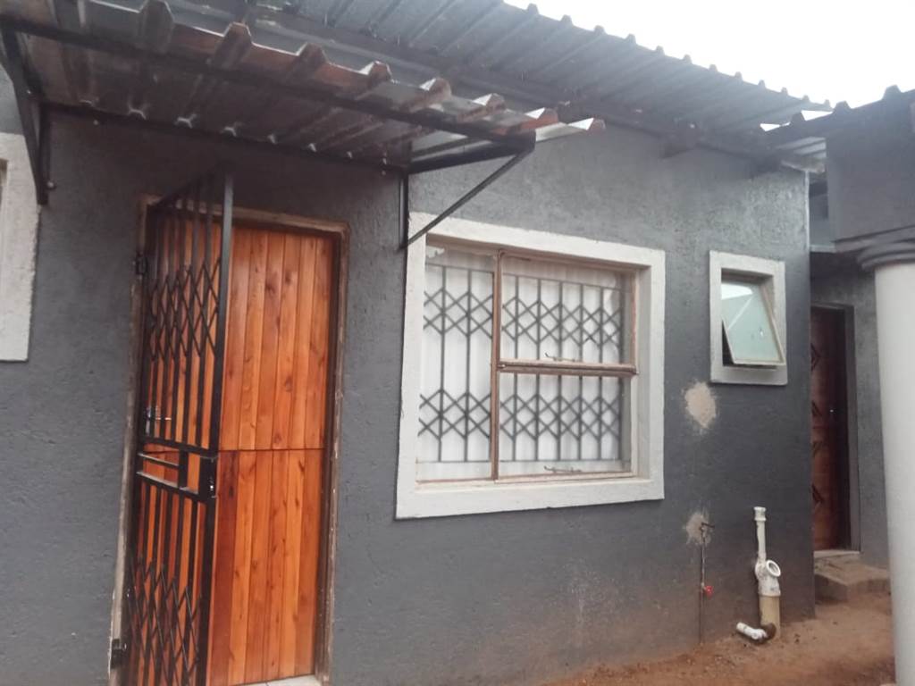 11 Bed House in Seshego photo number 10
