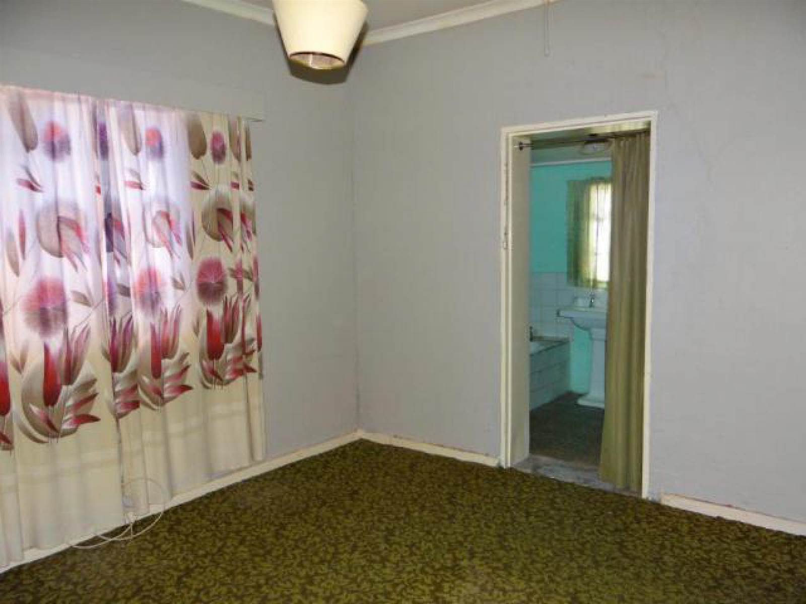 3 Bed House in Beaufort West photo number 11