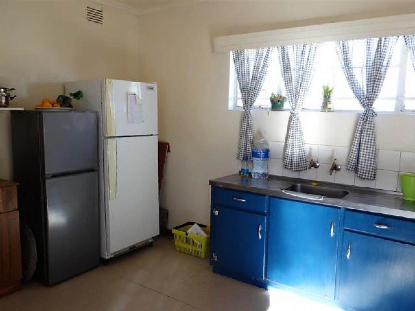 3 Bed House in Beaufort West photo number 4