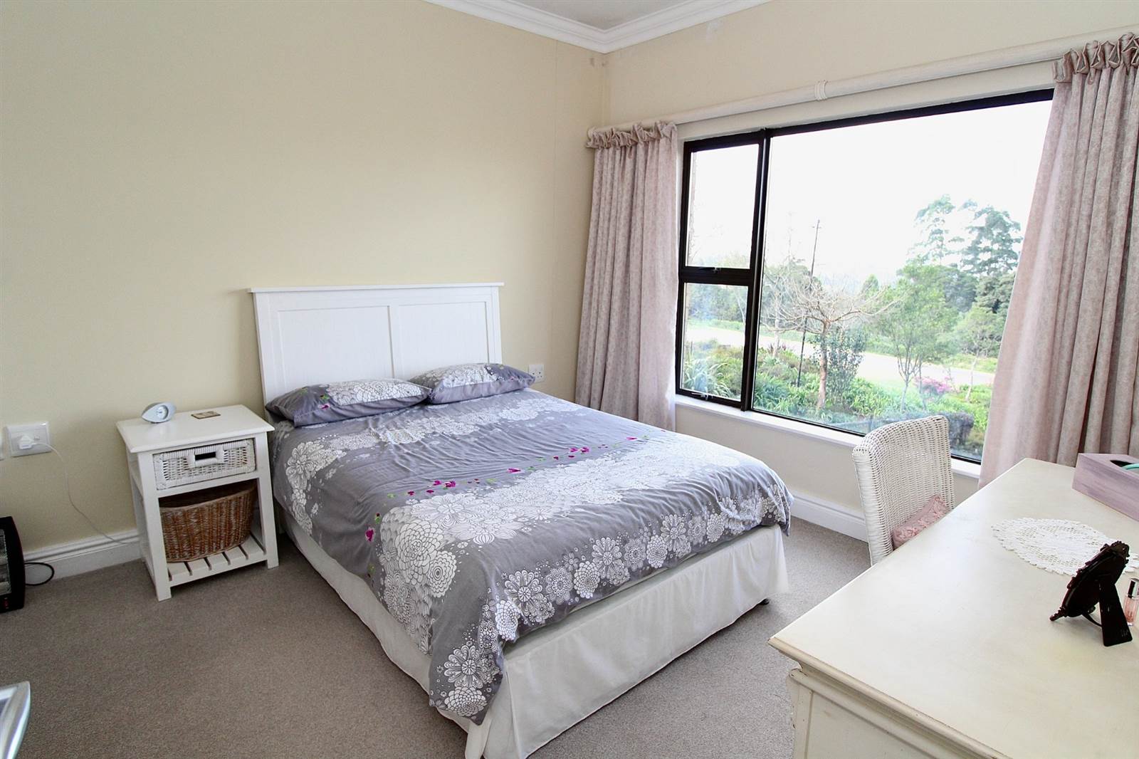 2 Bed Apartment in Bothas Hill photo number 3