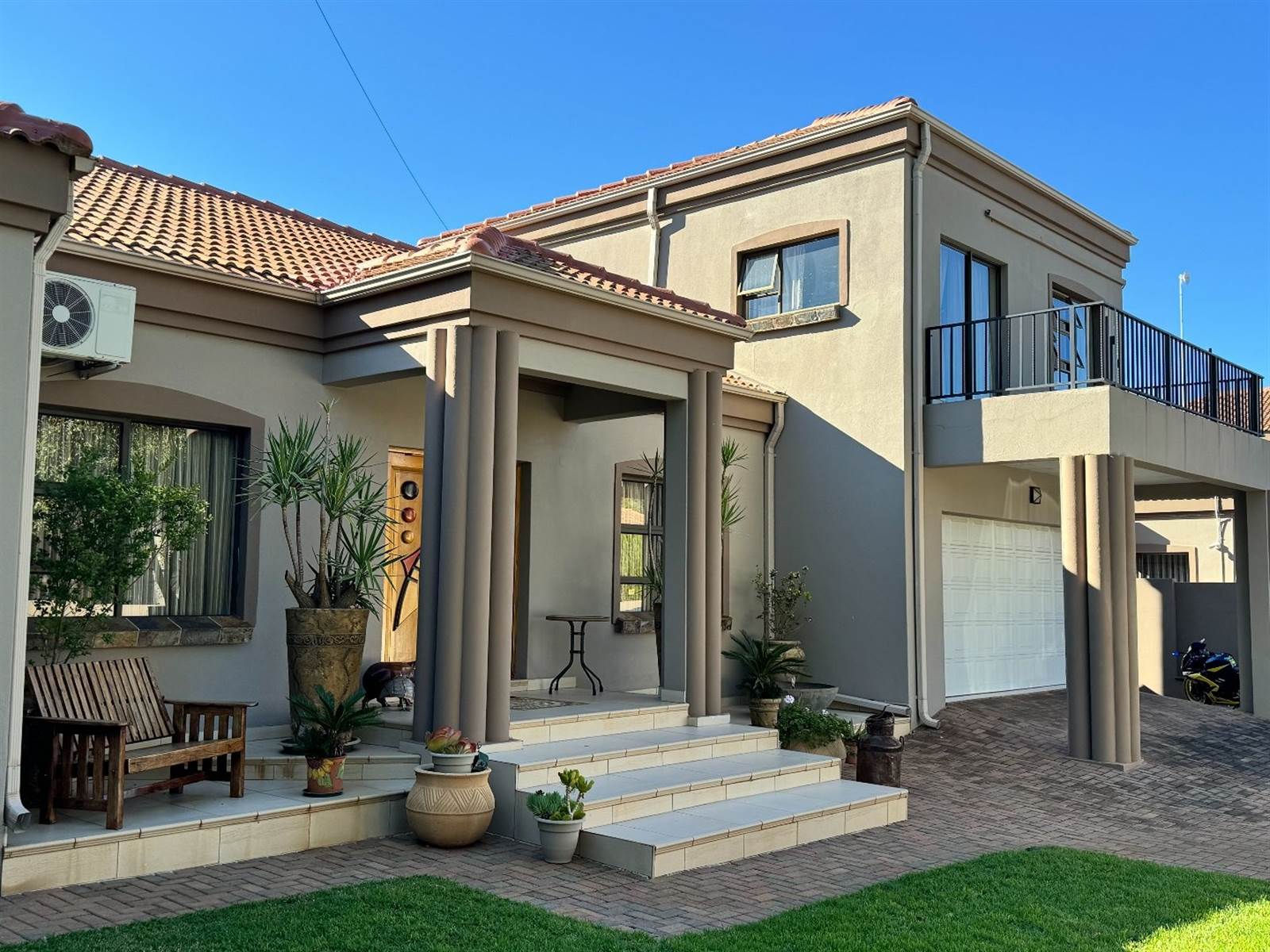 4 Bed Townhouse in Wilkoppies photo number 1