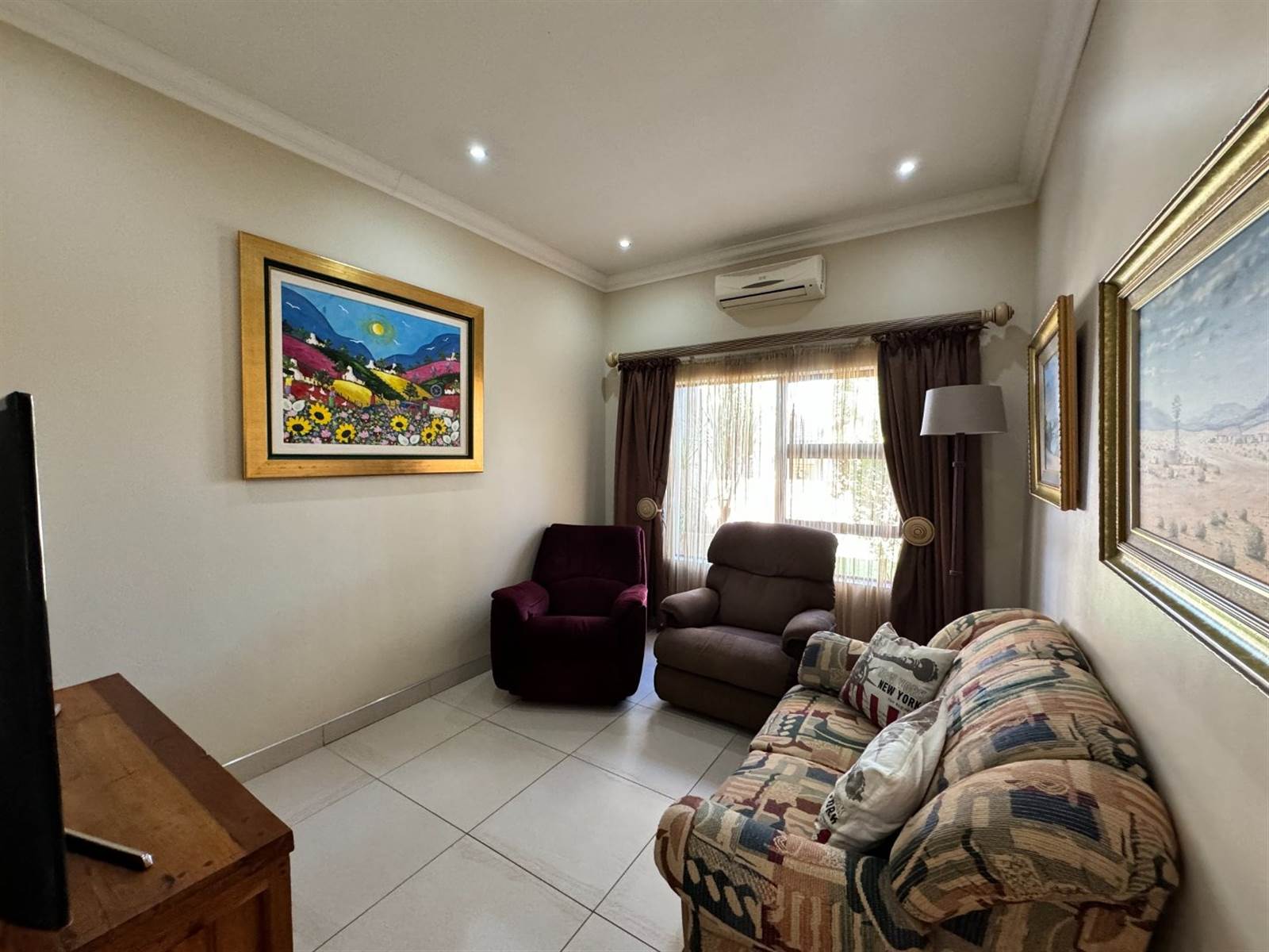 4 Bed Townhouse in Wilkoppies photo number 19