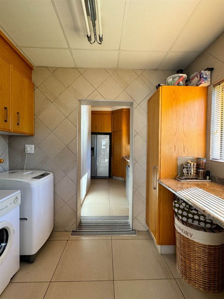 4 Bed Townhouse in Wilkoppies photo number 5