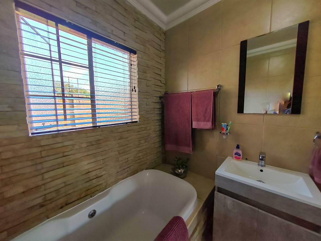 2 Bed Townhouse in Kanonkop photo number 20
