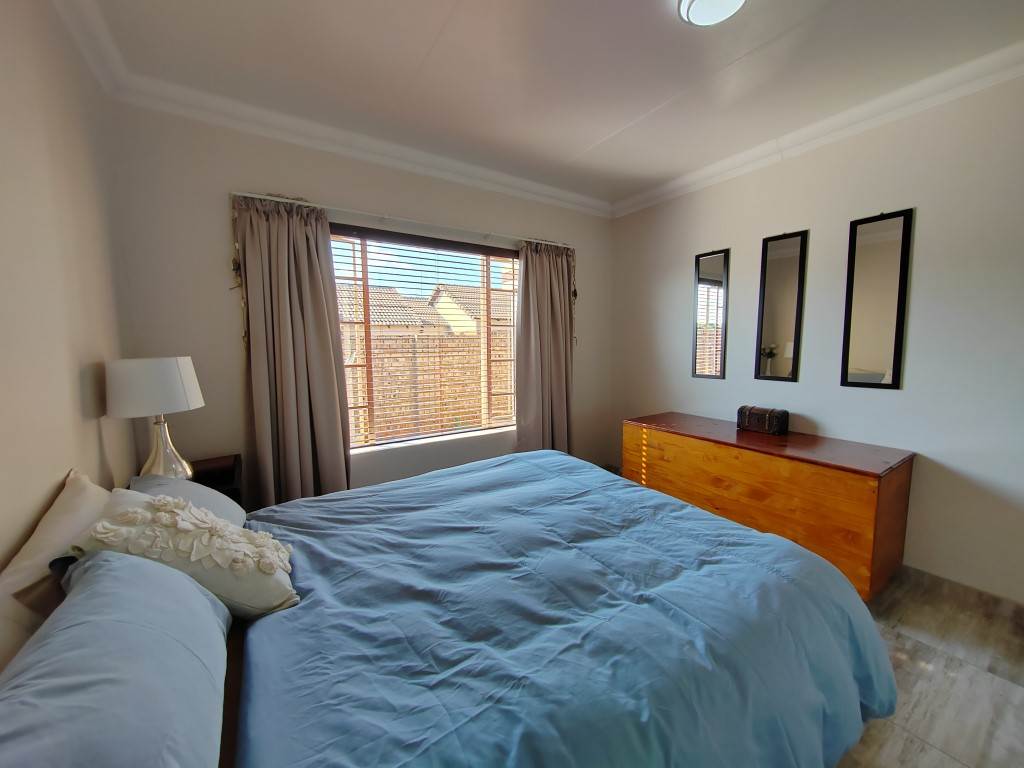 2 Bed Townhouse in Kanonkop photo number 27