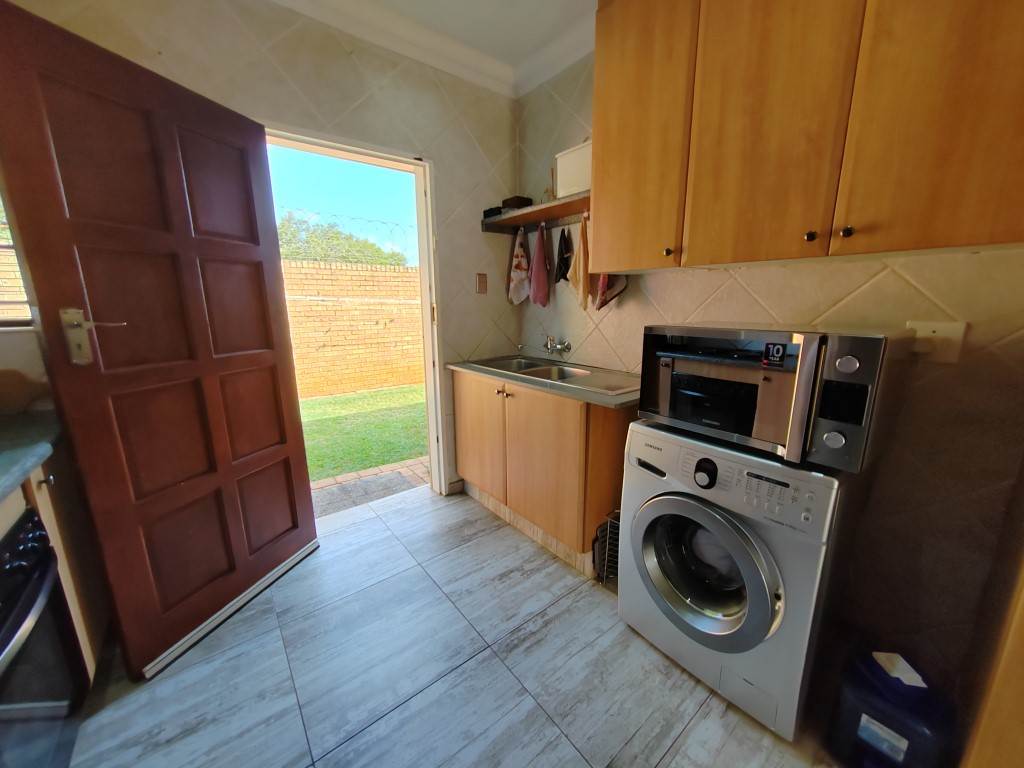 2 Bed Townhouse in Kanonkop photo number 18