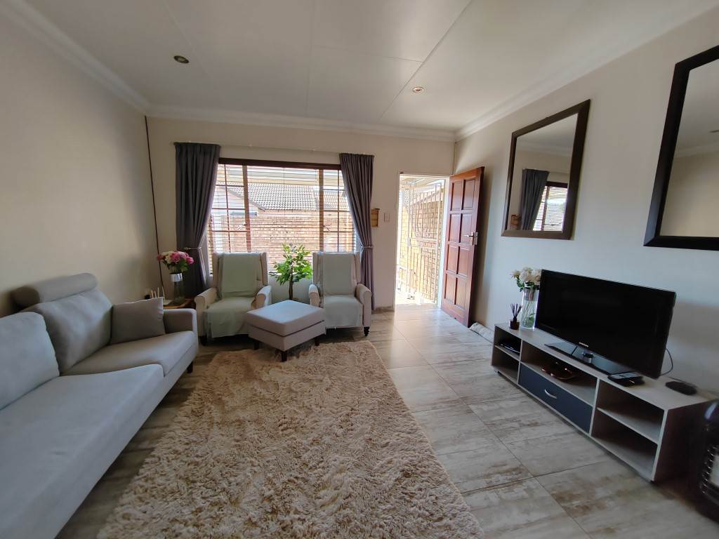 2 Bed Townhouse in Kanonkop photo number 10