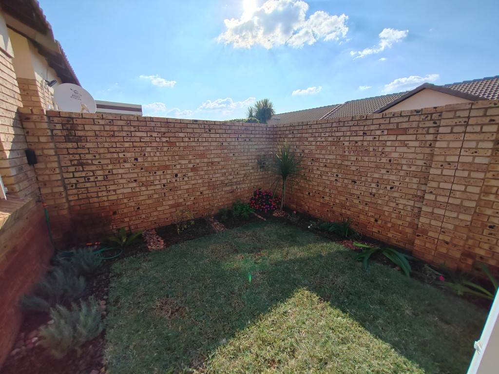 2 Bed Townhouse in Kanonkop photo number 8