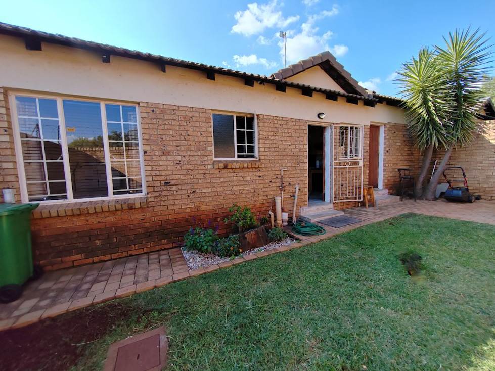 2 Bed Townhouse in Kanonkop photo number 1