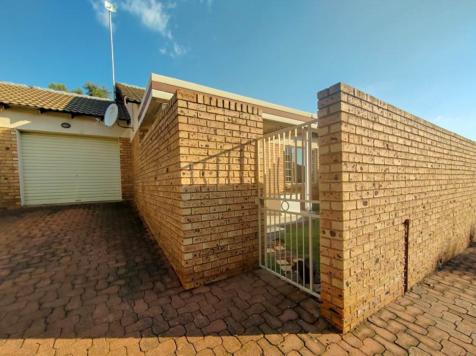 2 Bed Townhouse in Kanonkop photo number 9