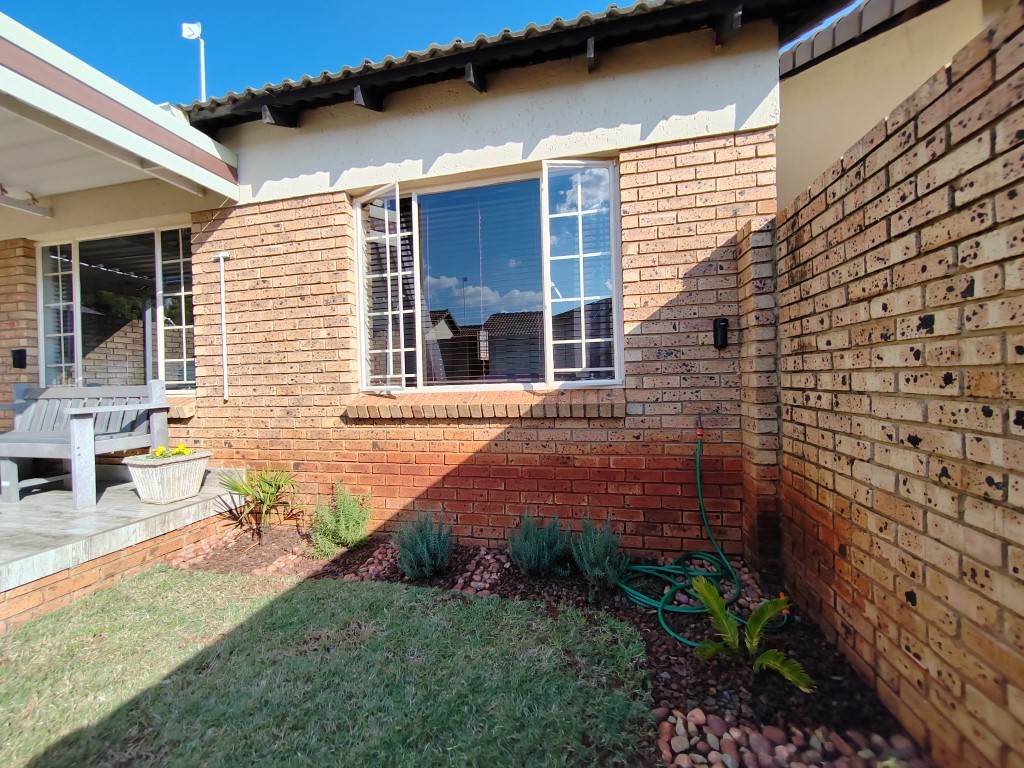 2 Bed Townhouse in Kanonkop photo number 6