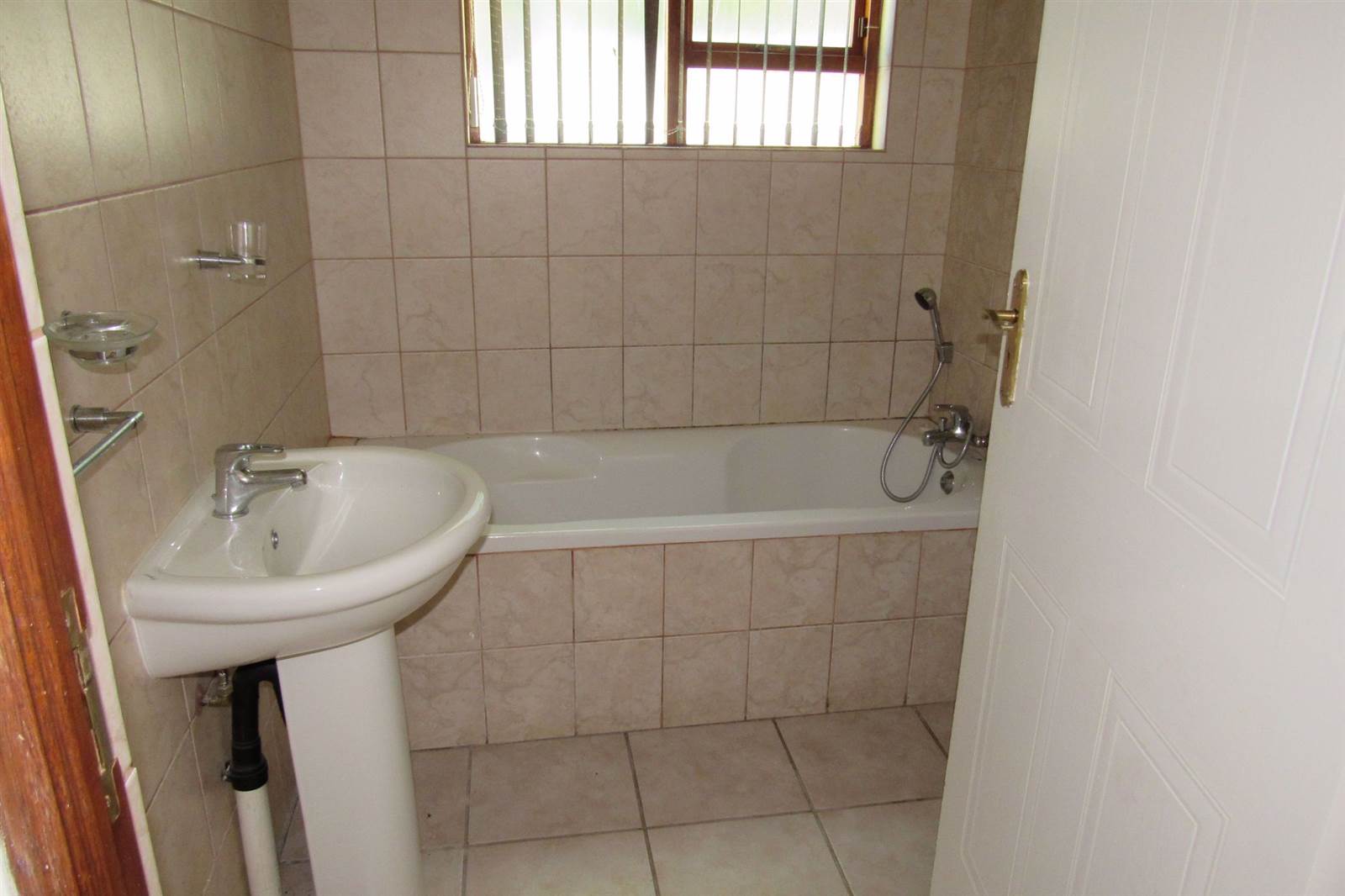 3 Bed Townhouse in Uvongo photo number 11