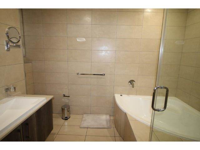 2 Bed Townhouse in Rosebank photo number 17