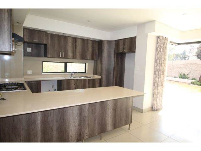 2 Bed Townhouse in Rosebank photo number 7