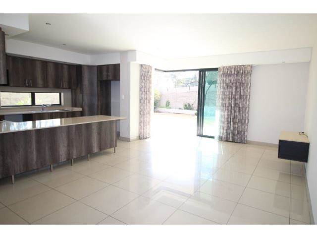 2 Bed Townhouse in Rosebank photo number 3