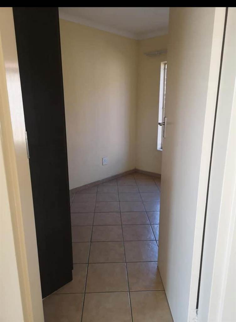 2 Bed Apartment in Olievenhoutbosch photo number 11