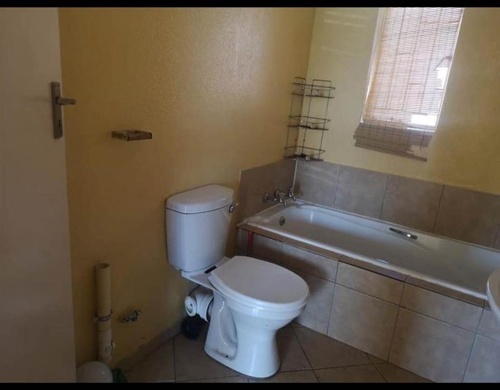2 Bed Apartment in Olievenhoutbosch photo number 9