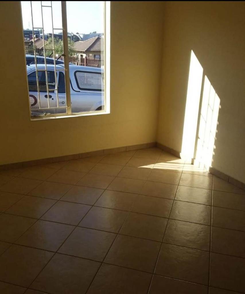 2 Bed Apartment in Olievenhoutbosch photo number 5