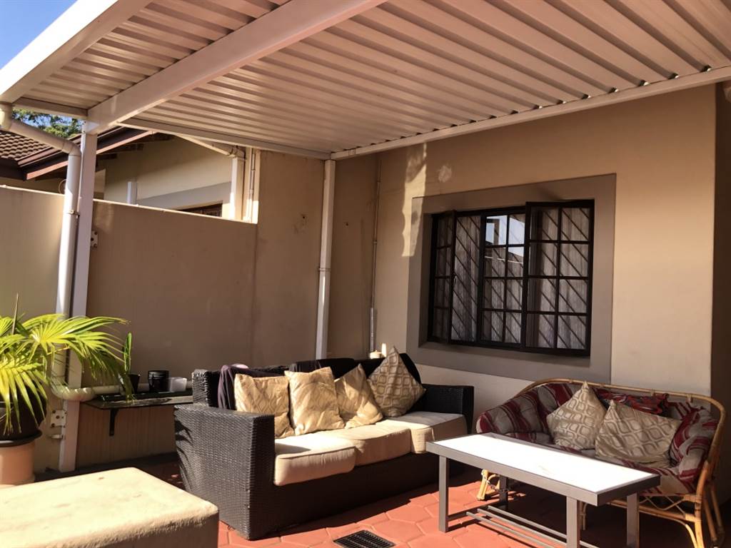 3 Bed Townhouse in Durban North photo number 3