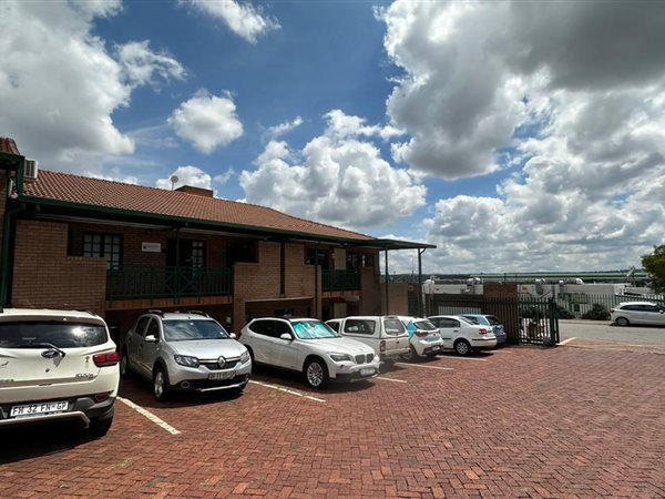117  m² Commercial space in Highveld