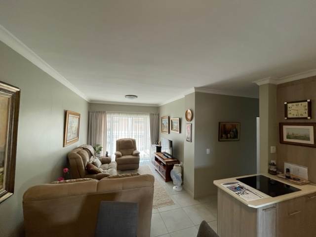 2 Bed House in Waterkloof Ridge photo number 2