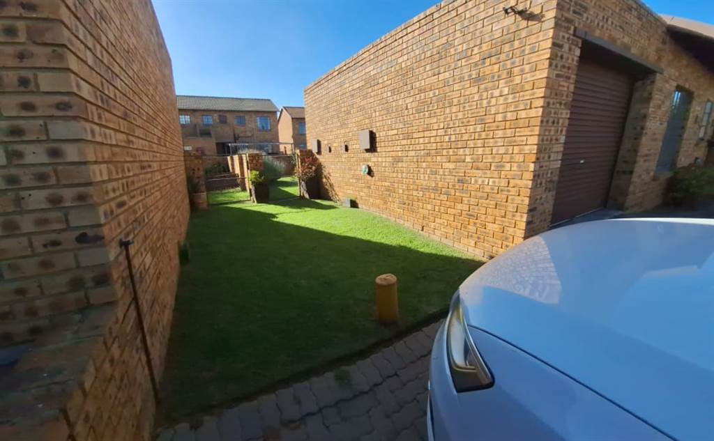 2 Bed Townhouse in Klipwater photo number 29