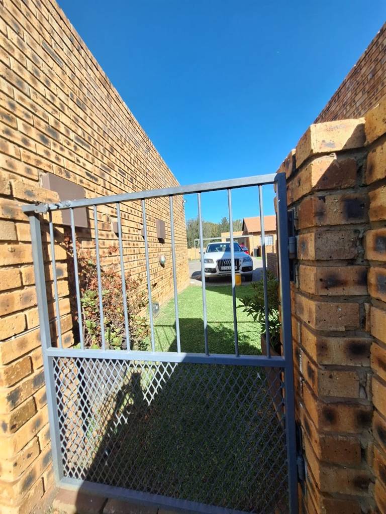 2 Bed Townhouse in Klipwater photo number 27