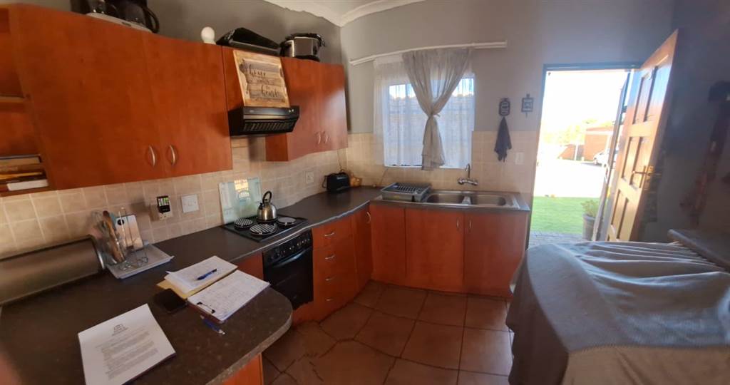 2 Bed Townhouse in Klipwater photo number 8