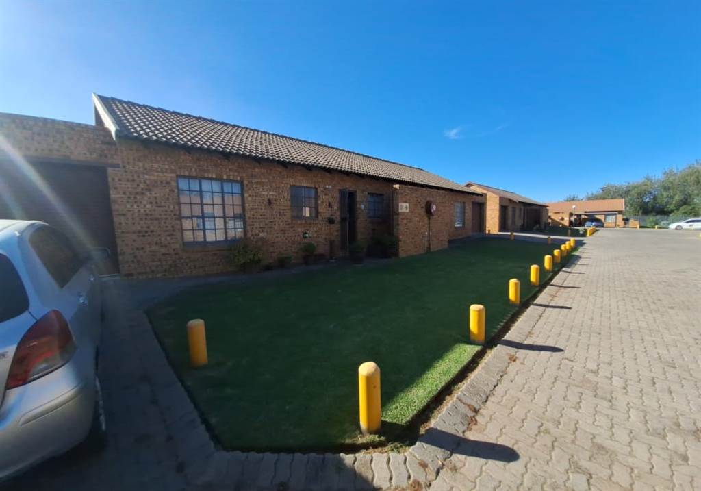 2 Bed Townhouse in Klipwater photo number 4