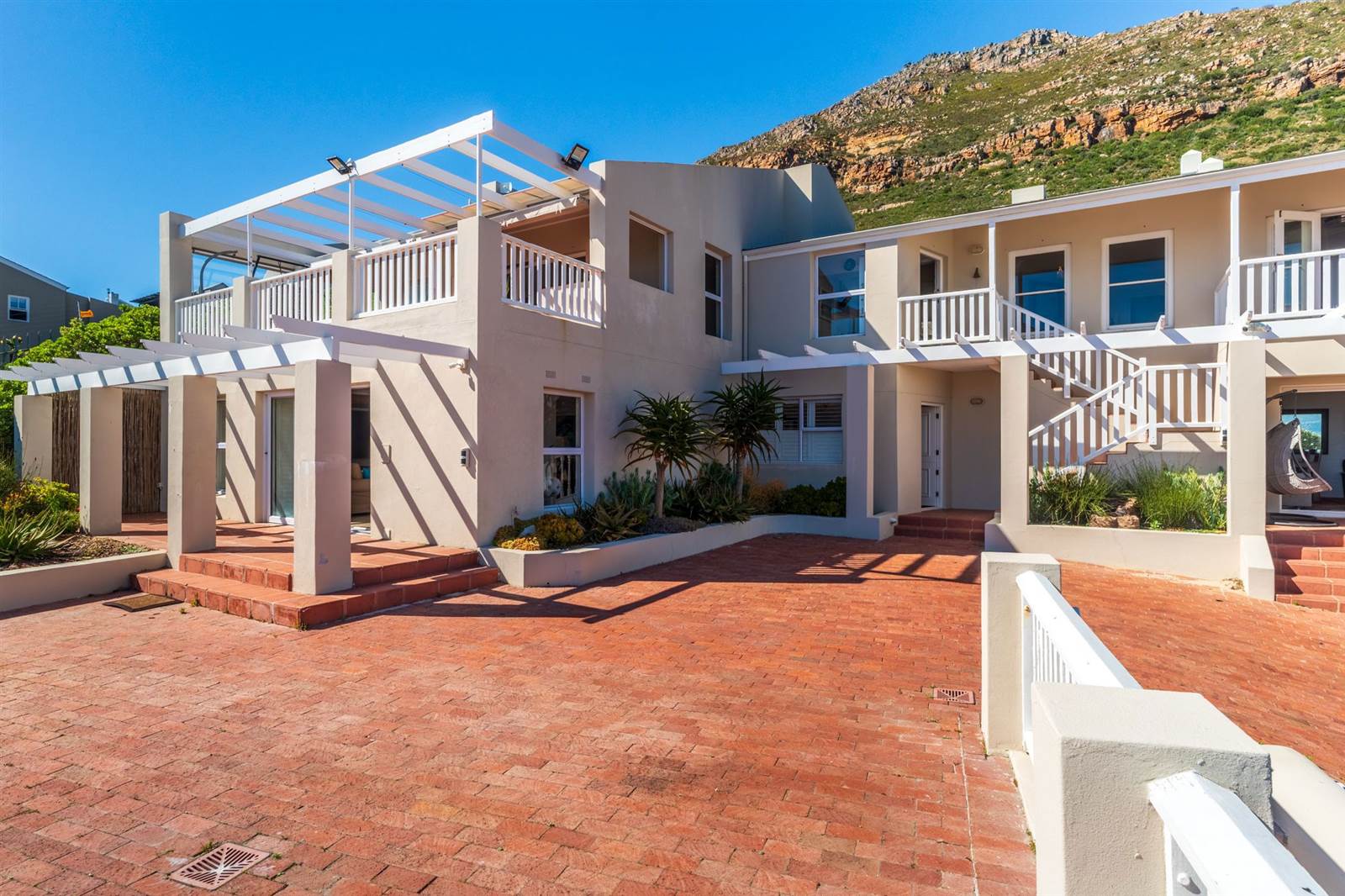 4 Bed House in Simons Town photo number 3