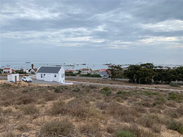 883 m² Land available in St Helena Views