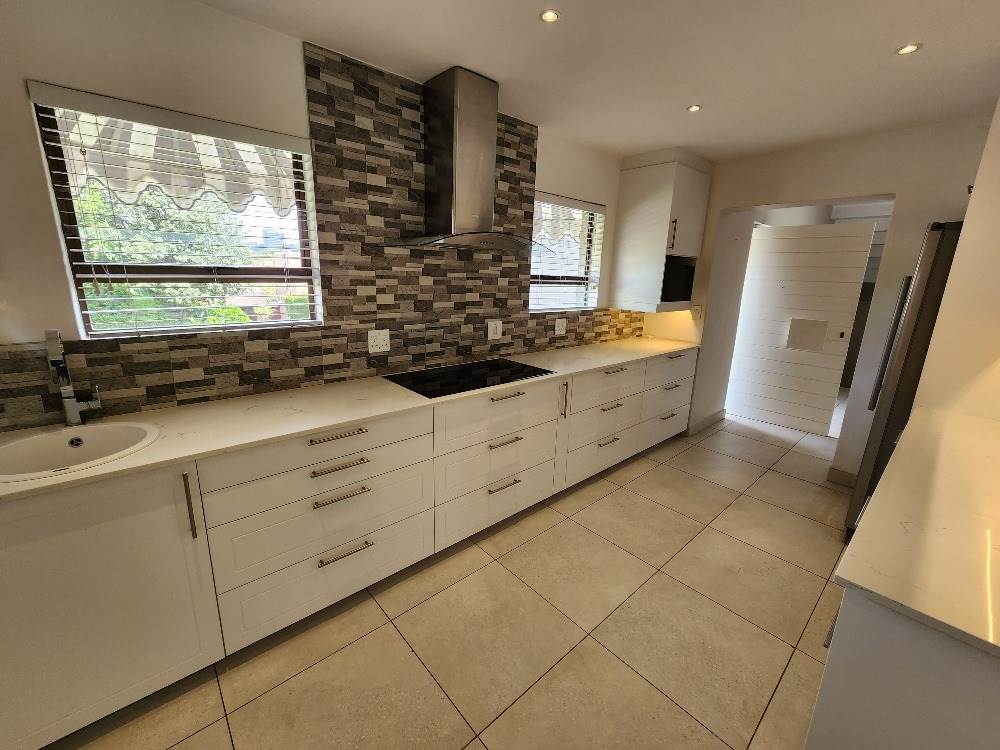 3 Bed House in Bryanston West photo number 7