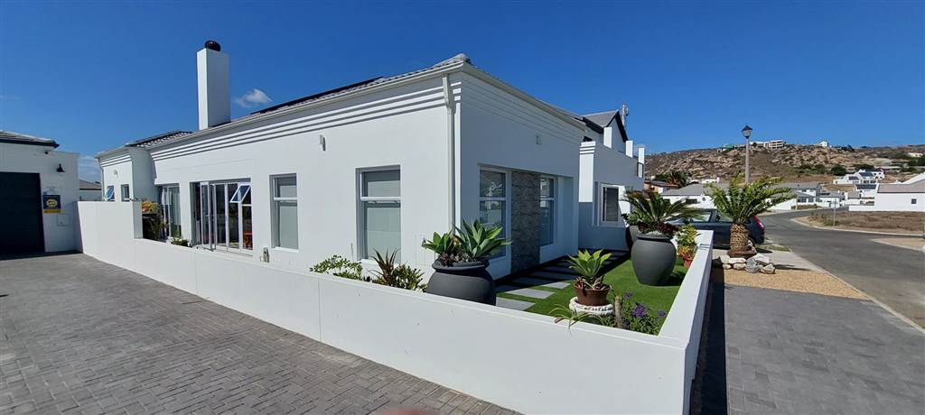 4 Bed House in Sandy Point photo number 1