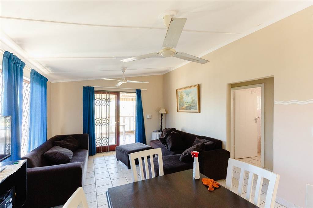 3 Bed Townhouse in Hibberdene photo number 8