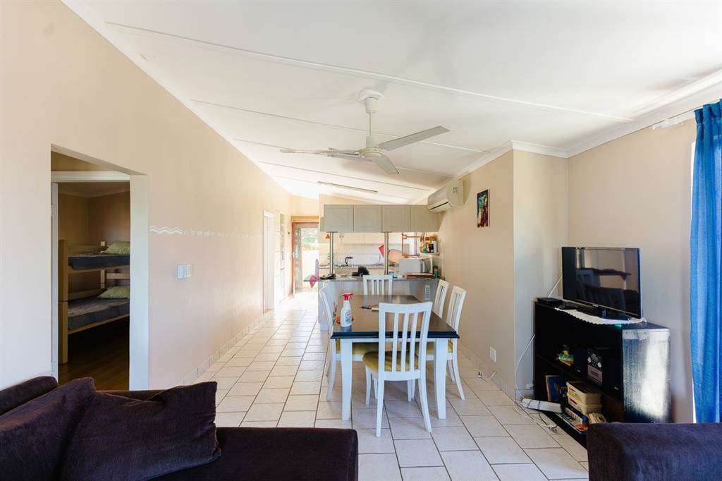 3 Bed Townhouse in Hibberdene photo number 6