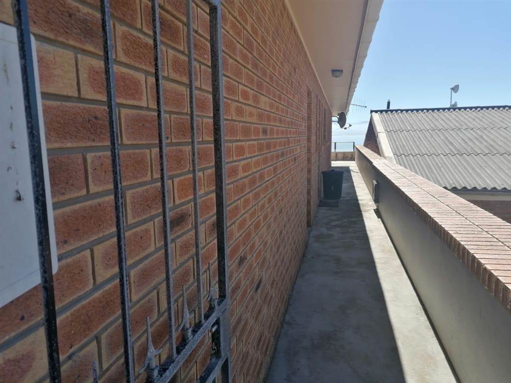 3 Bed Apartment in Mossel Bay Central photo number 4