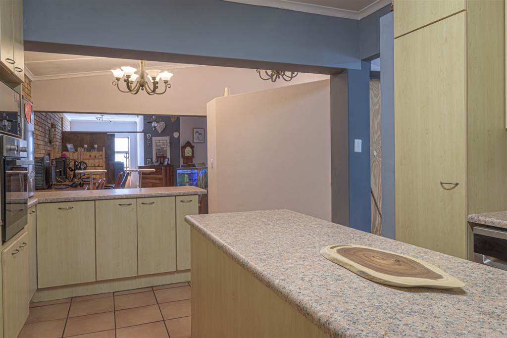5 Bed House in Jeffreys Bay photo number 6