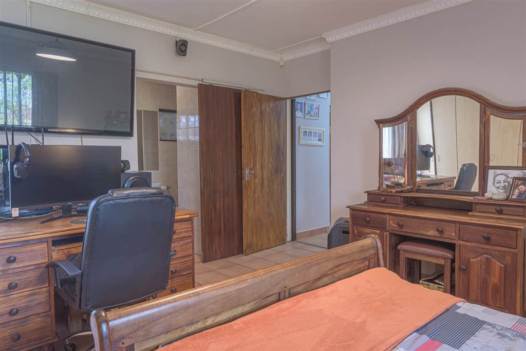 5 Bed House in Jeffreys Bay photo number 27