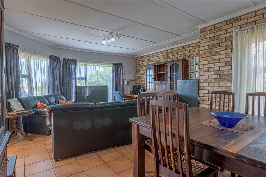 5 Bed House in Jeffreys Bay photo number 10