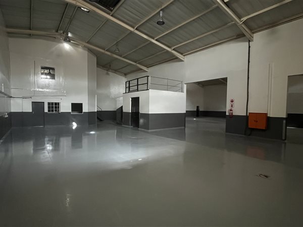 884  m² Industrial space in Lyttelton Manor