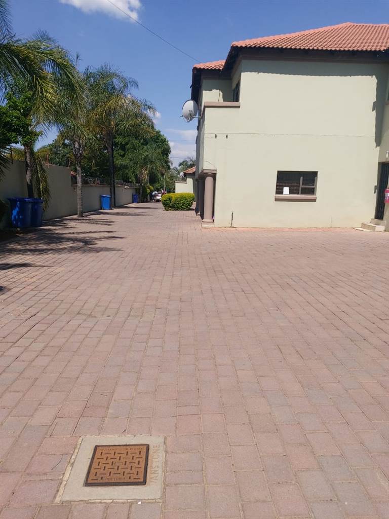 3 Bed Townhouse in Pretoria North photo number 2