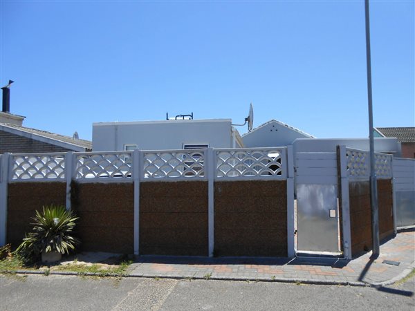 6 Bed House in Strandfontein