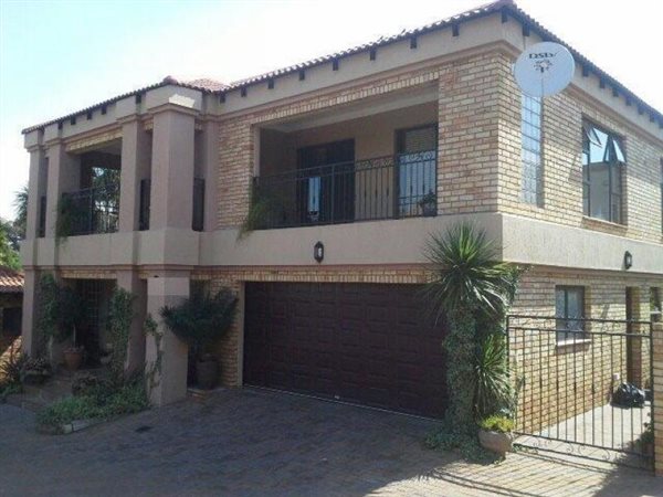 4 Bed Townhouse in Vanderbijlpark SW5