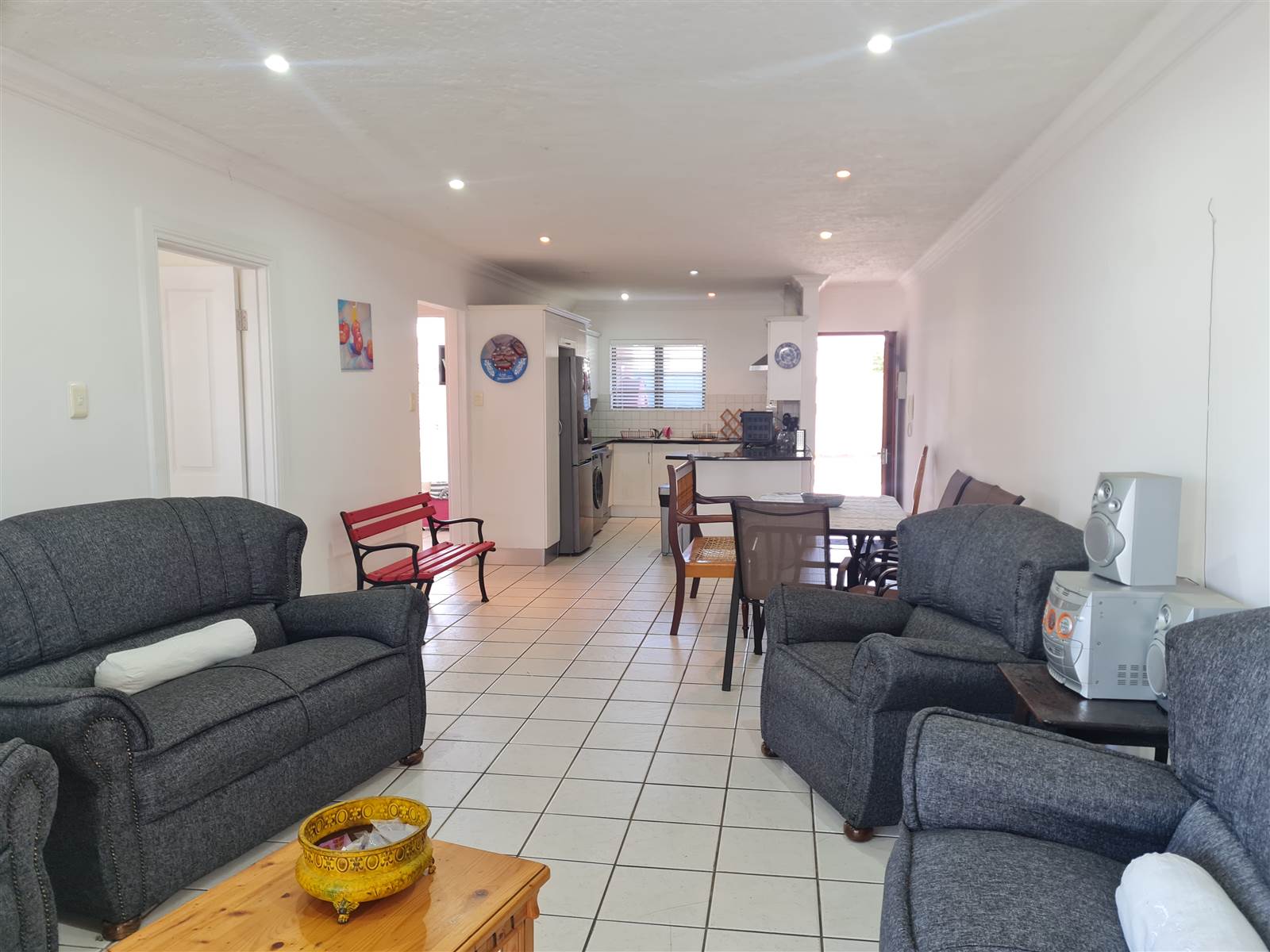 2 Bed Flat in Jeffreys Bay photo number 2