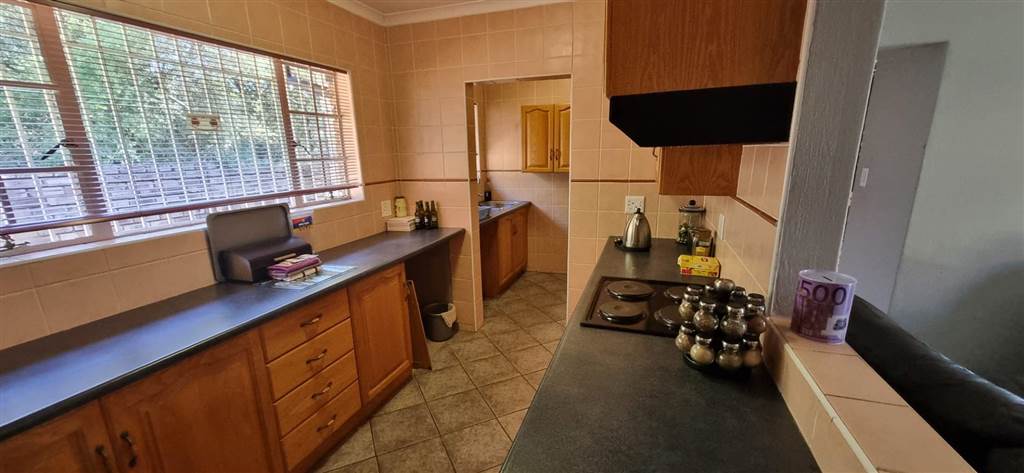 3 Bed Townhouse in Rooihuiskraal photo number 21