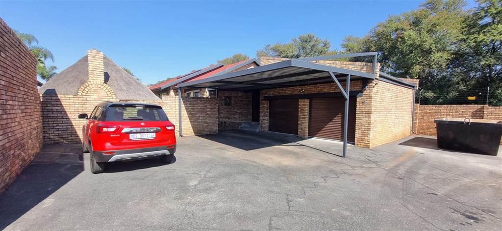 3 Bed Townhouse in Rooihuiskraal photo number 2