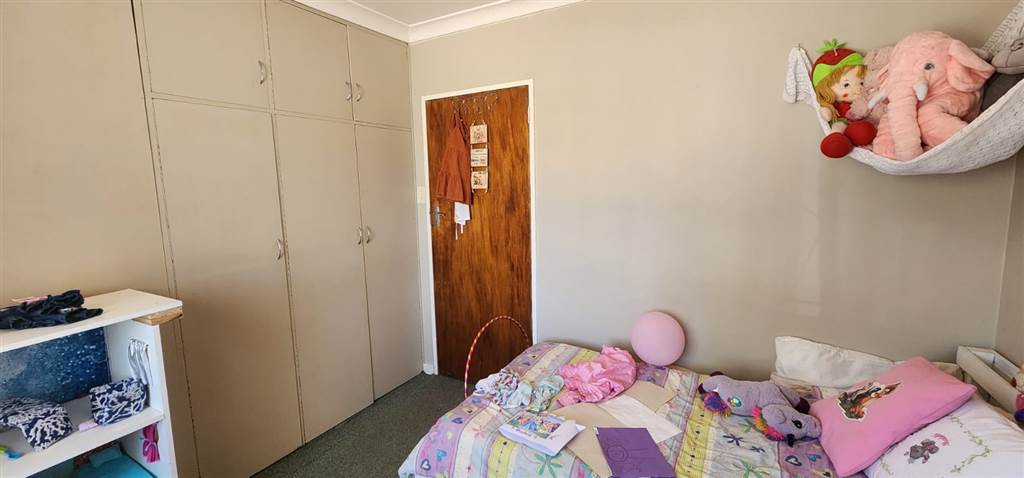 4 Bed House in Uitsig photo number 11